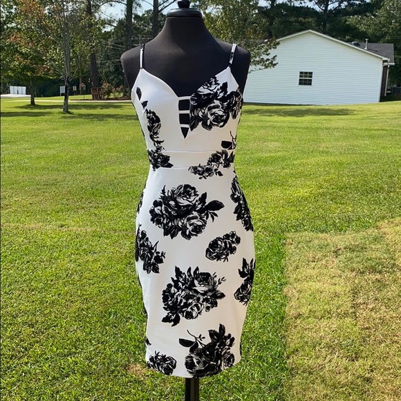 Haute Monde Dresses & Skirts - Haute Monde Women’s White Dress With Black Flowers